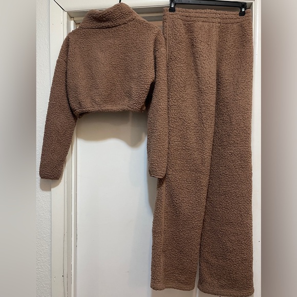 SKIMS Sherpa Teddy Cozy Zip Up Crop Jacket and Wide Leg Tigers Eye Joggers - Picture 2 of 11